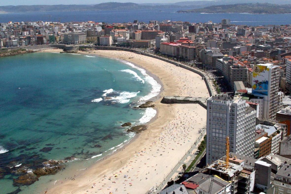 Primera Linea De Playa De Riazor A Coruna Luaran gambar